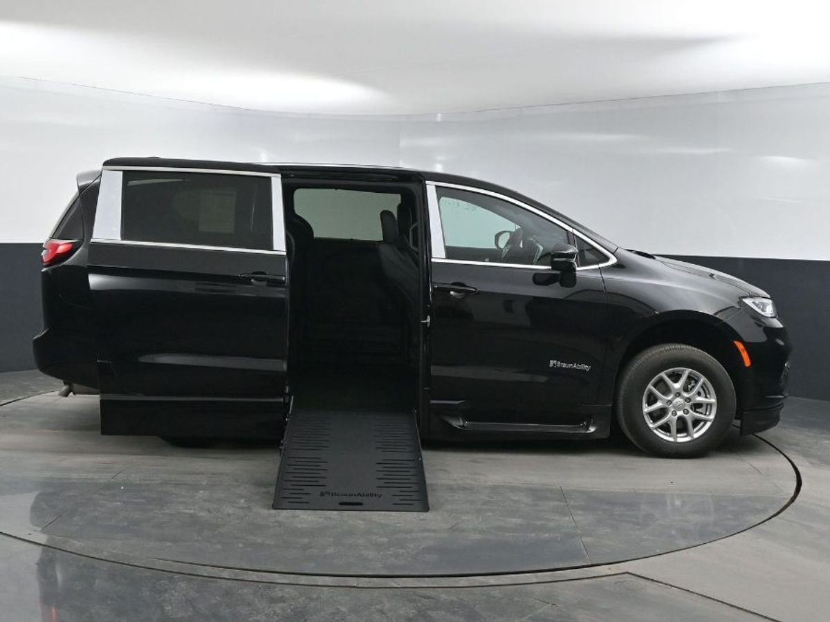 Black Chrysler Pacifica image number 7