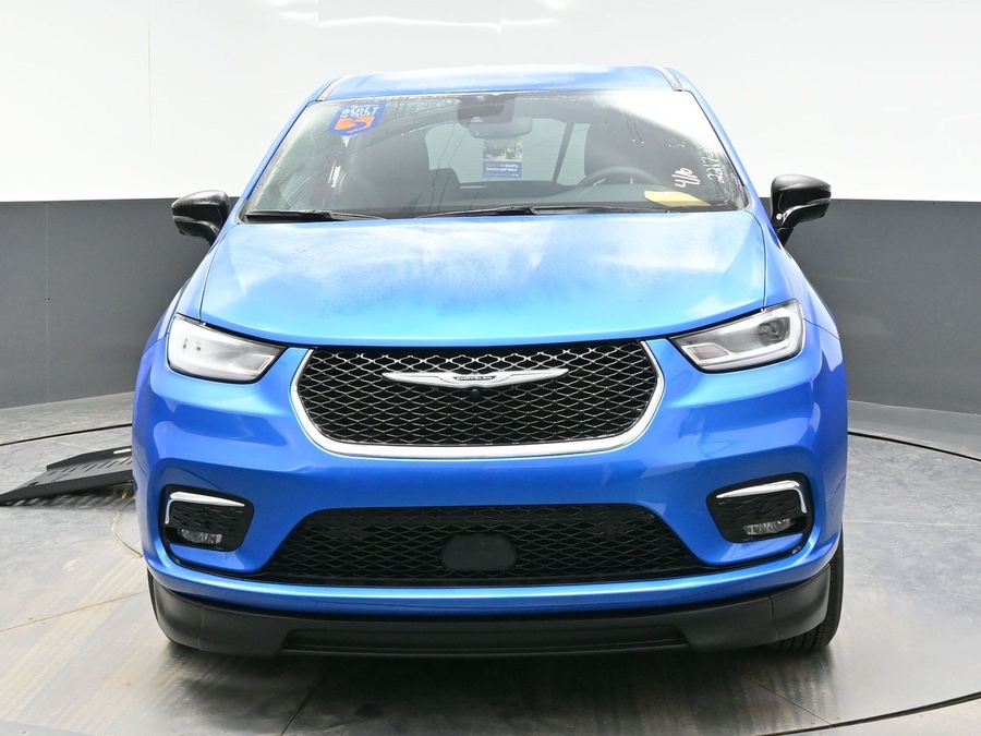 Blue Chrysler Pacifica image number 1