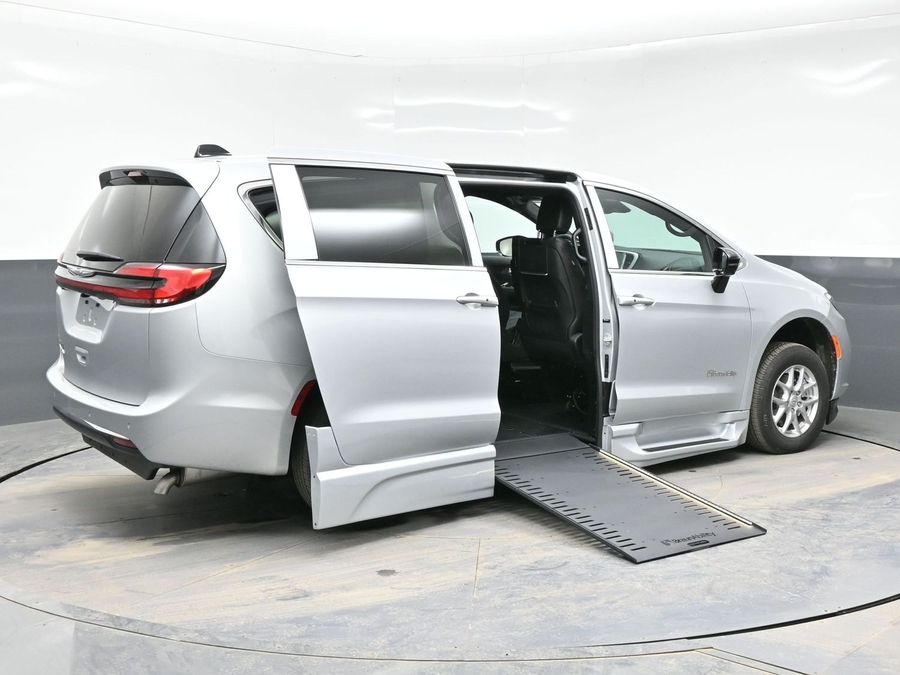 New 2026 Chrysler Pacifica Select Plus - BraunAbility Side Entry Entry In Floor Automatic Ramp