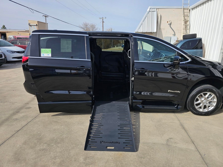 Black Chrysler Pacifica image number 5