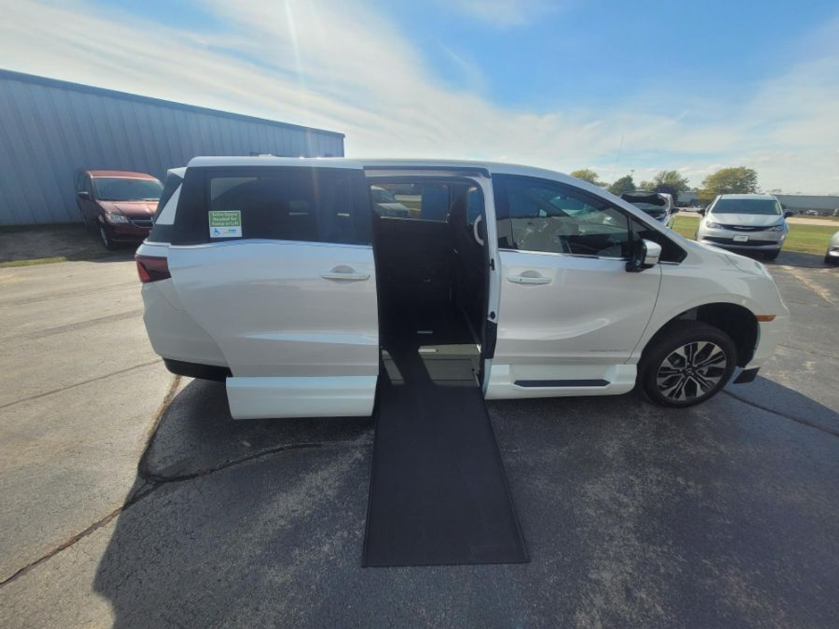 White Honda Odyssey with Side Entry Automatic In Floor ramp