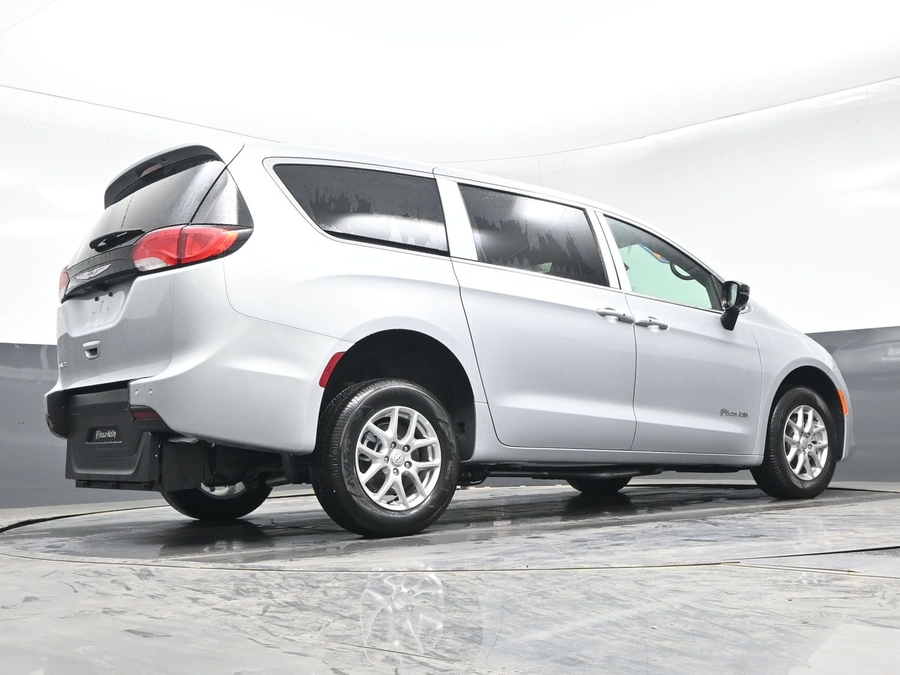 Silver Chrysler Voyager image number 24