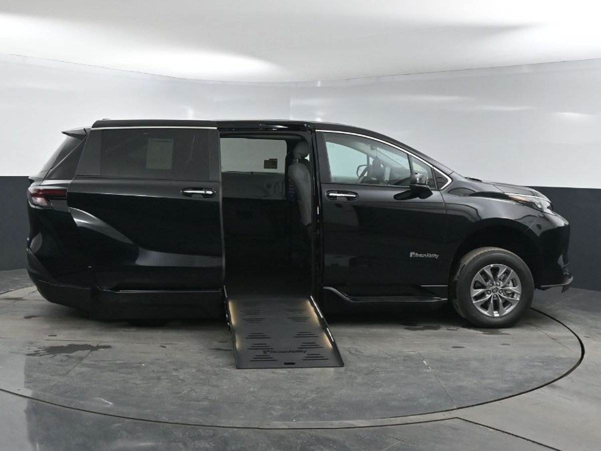 2025 TOYOTA SIENNA - Image 8