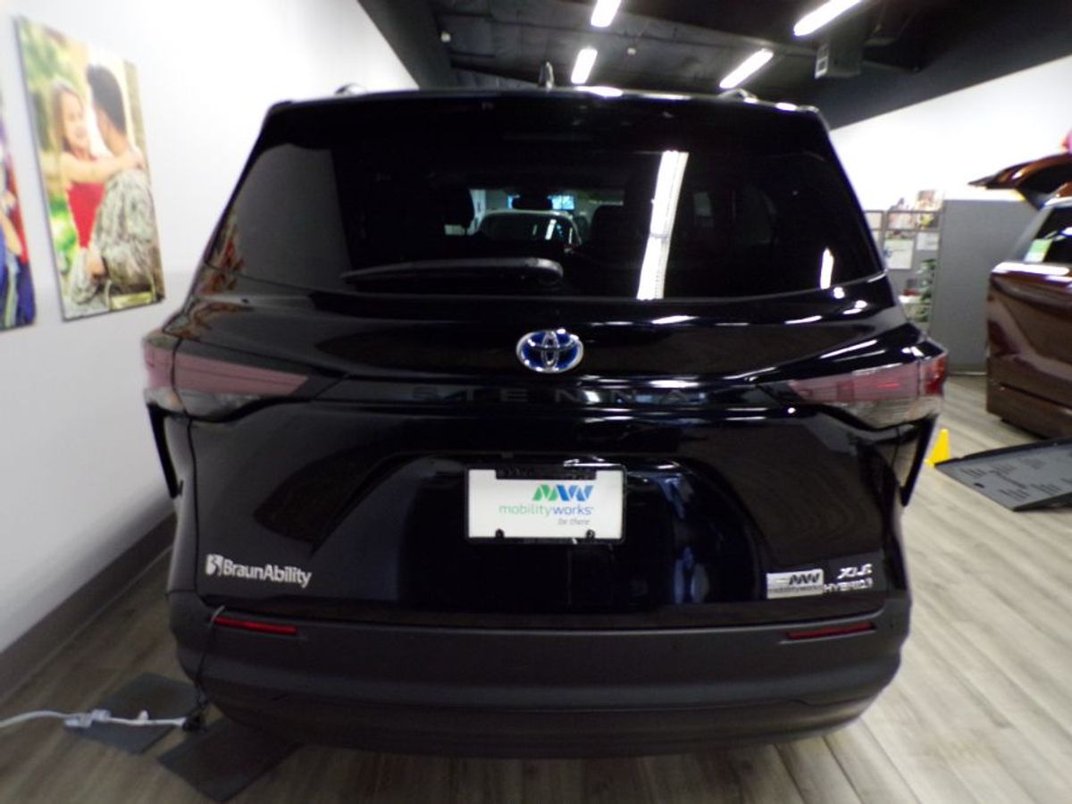 Black Toyota Sienna image number 6