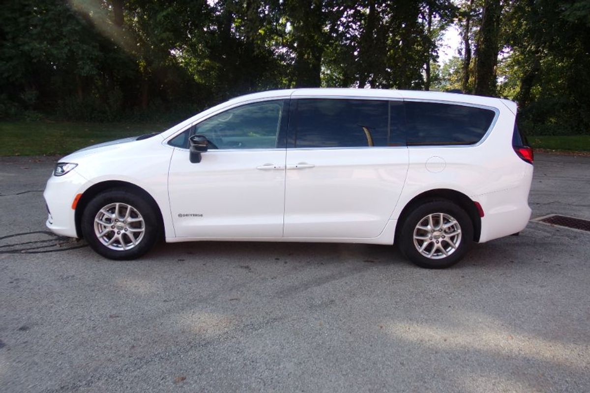 2024 CHRYSLER PACIFICA - Image 4