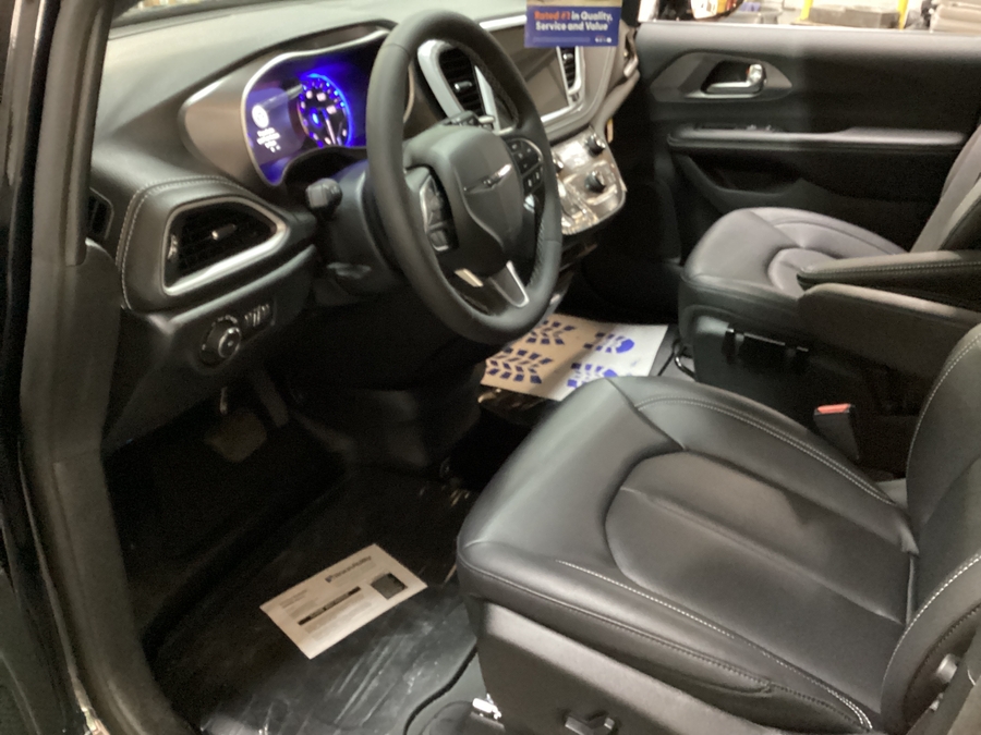 Black Chrysler Pacifica image number 7