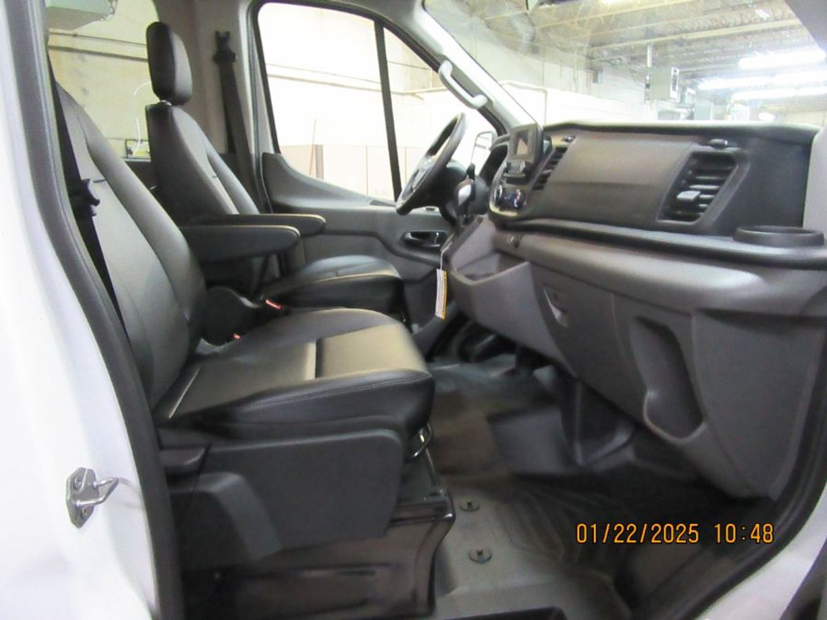 White Ford Transit image number 2