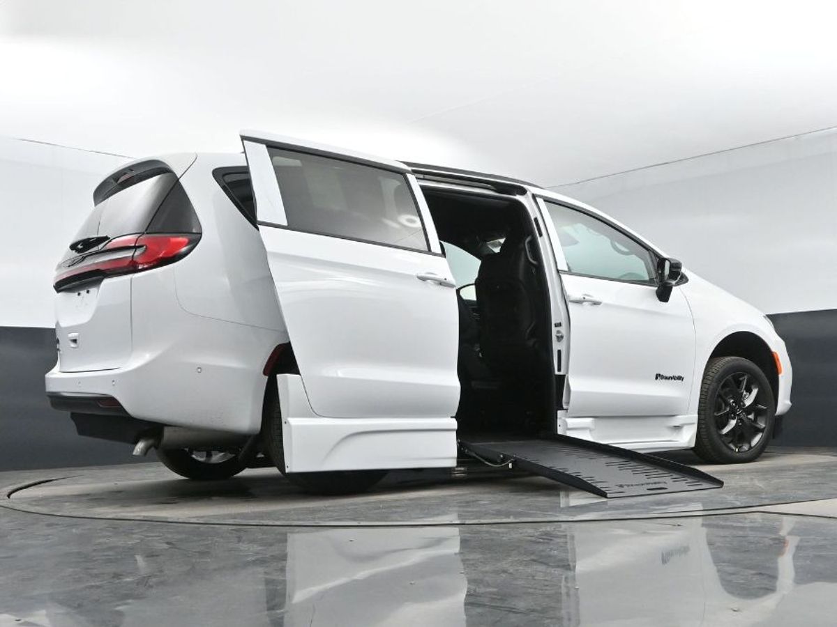 White Chrysler Pacifica image number 13