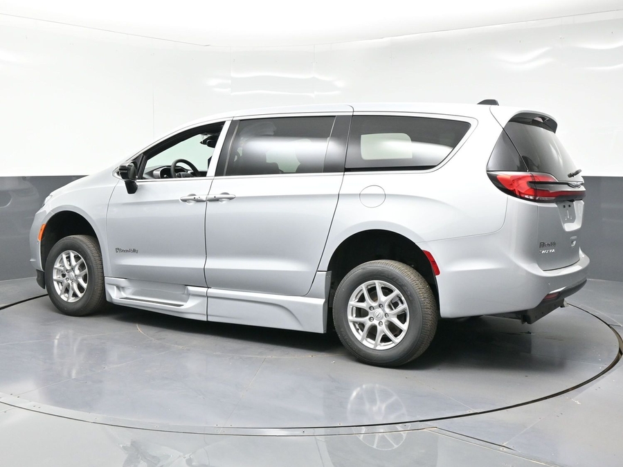 Silver Chrysler Pacifica image number 3