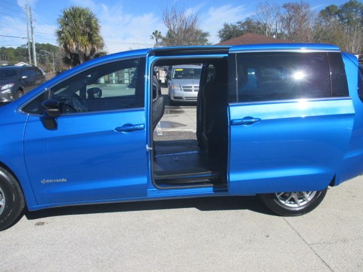 Blue Chrysler Pacifica image number 4