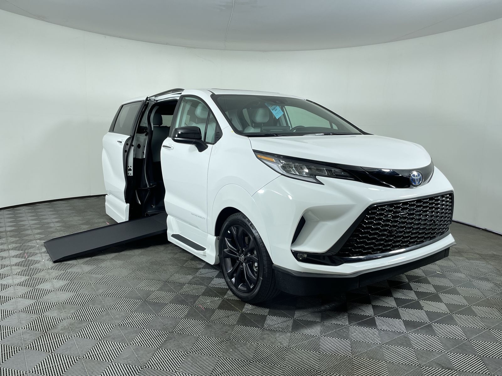 2025 Toyota Sienna FWD XSE Plus