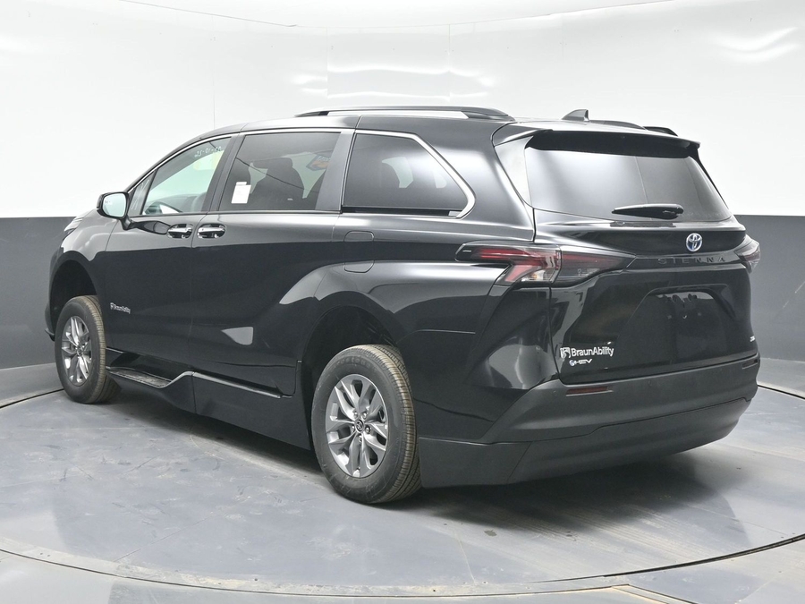 Black Toyota Sienna image number 4