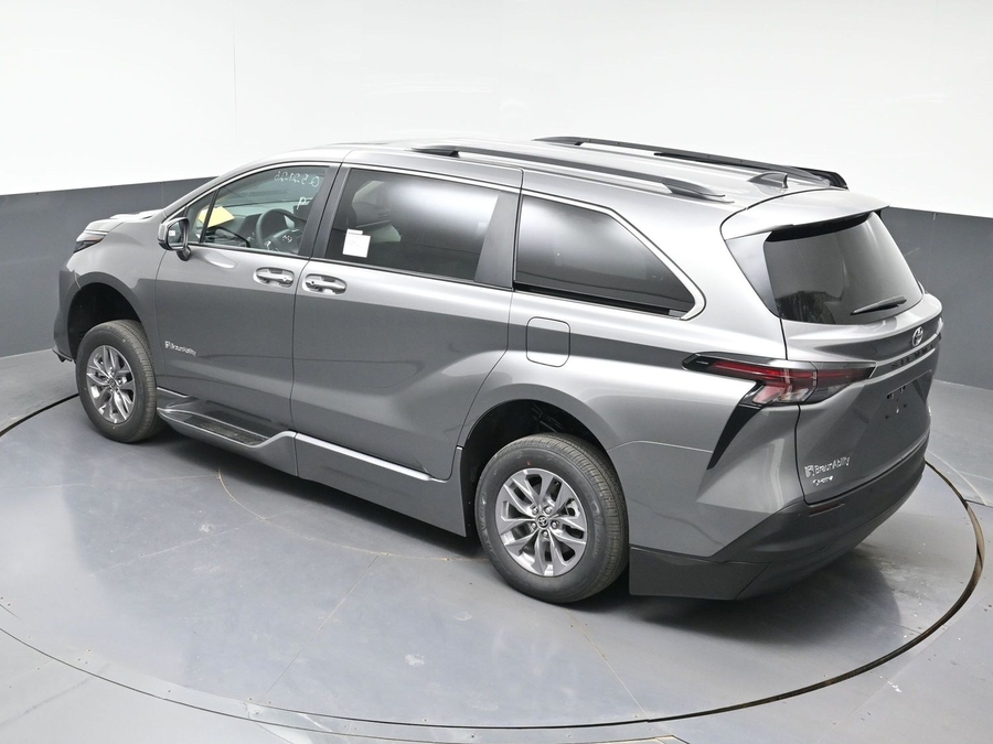New 2026 Toyota Sienna Hybrid XLE Base - BraunAbility Side Entry Entry Fold Out Automatic Ramp