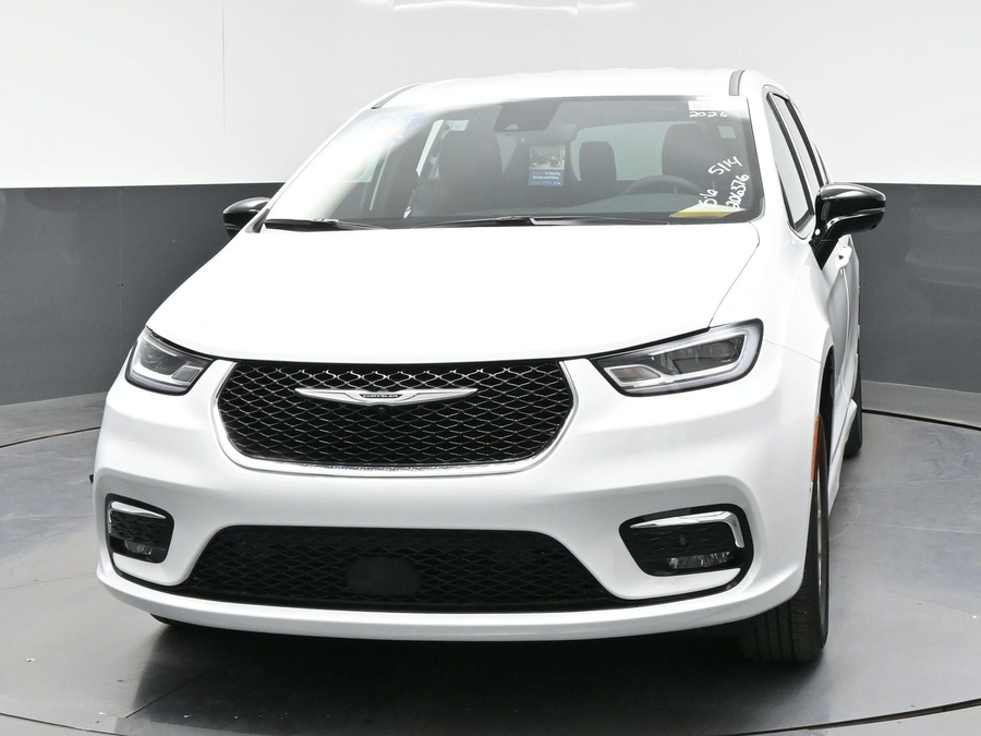 White Chrysler Pacifica image number 20