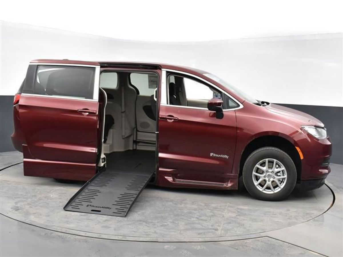 Used 2023 Chrysler Voyager LX's photo