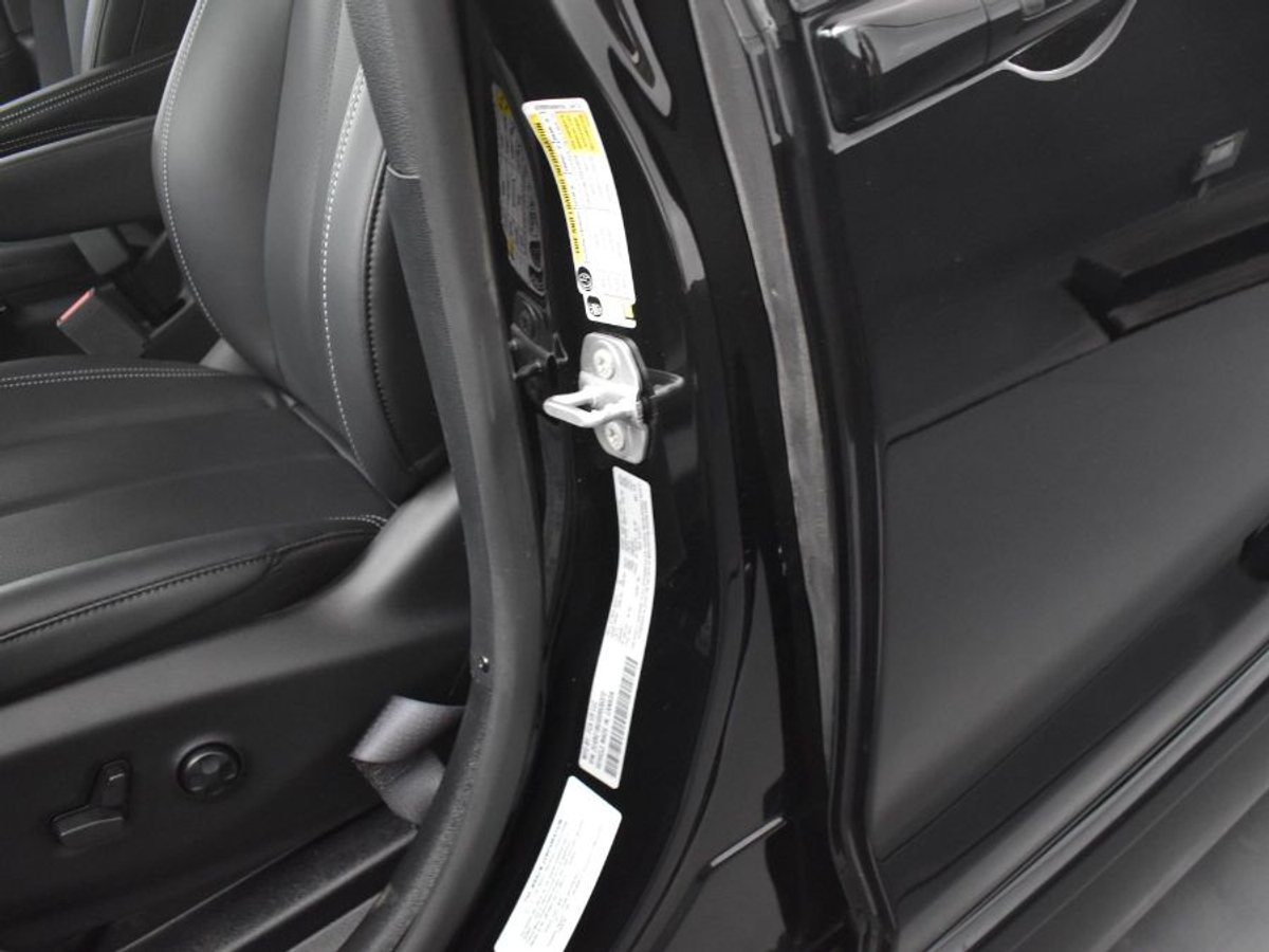 Black Chrysler Pacifica image number 16