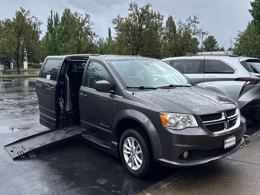 Used 2019 Dodge Grand Caravan SXT - BraunAbility Side Entry Entry Fold Out Automatic Ramp