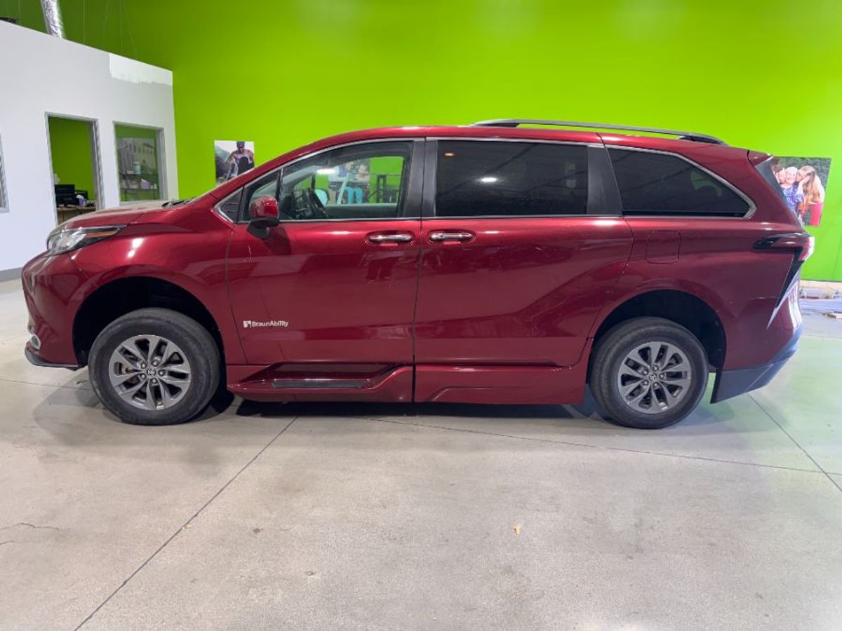 2022 Toyota Sienna XLE