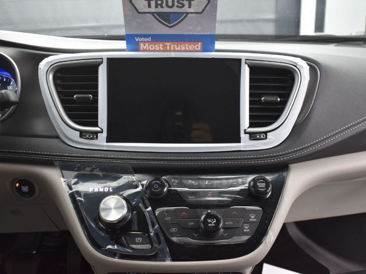 Silver Chrysler Pacifica image number 5