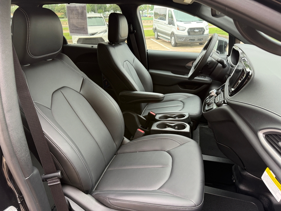 Black Chrysler Pacifica image number 7