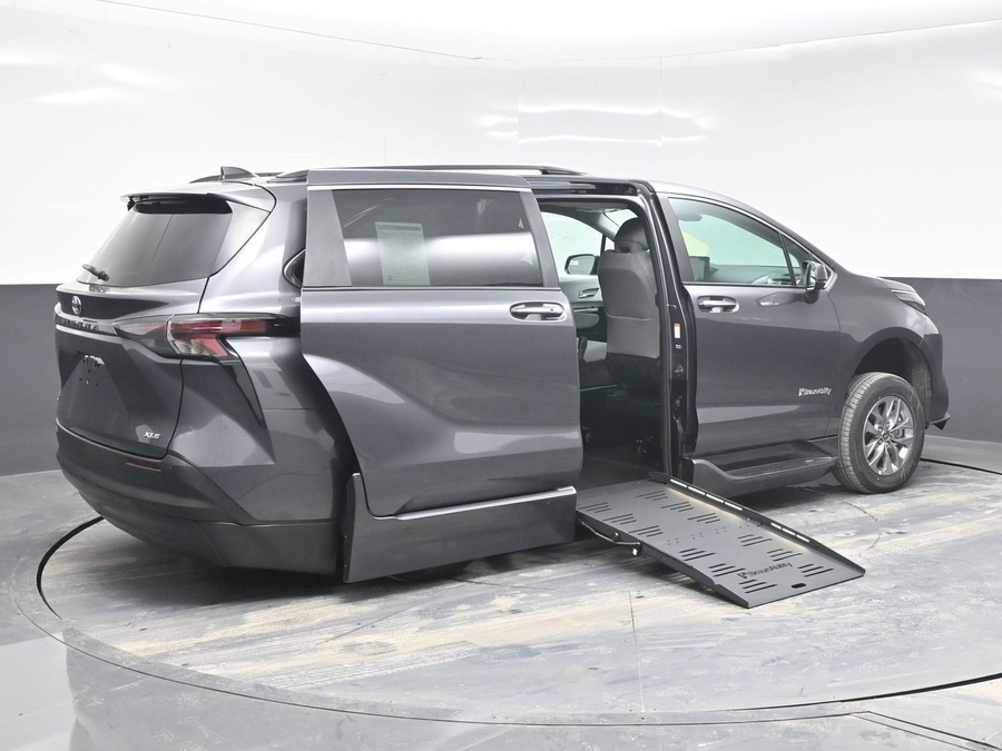 New 2025 Toyota Sienna Hybrid XLE Plus - BraunAbility Side Entry Entry Fold Out Automatic Ramp