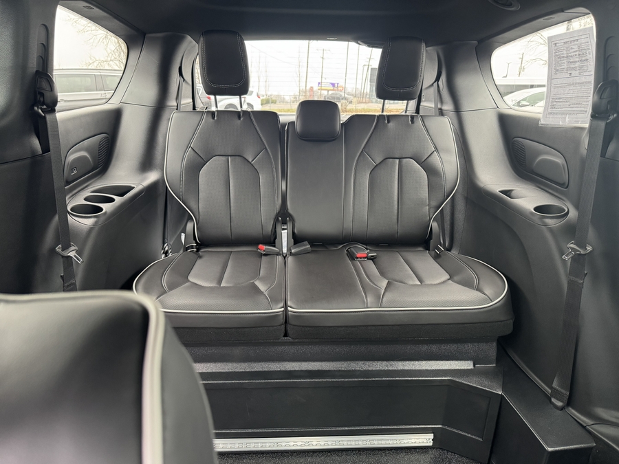 Silver Chrysler Pacifica image number 7