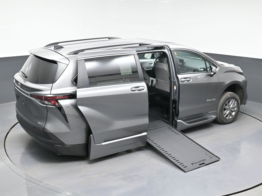 Grey Toyota Sienna image number 22