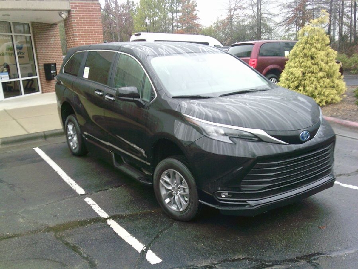 2025 TOYOTA SIENNA - Image 2