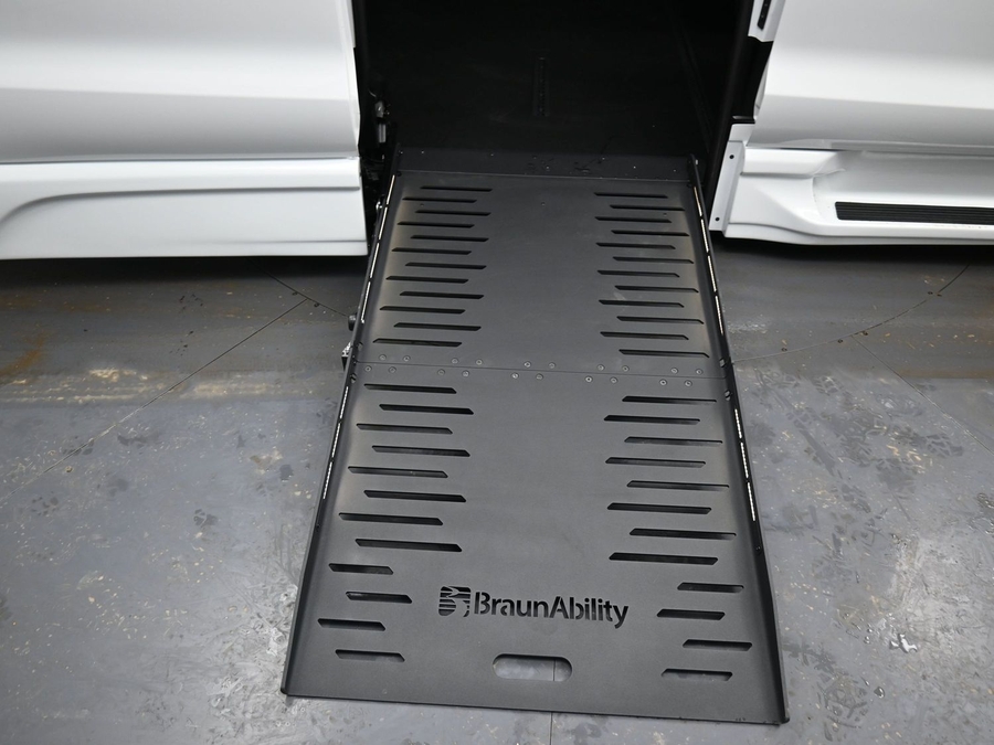 White Chrysler Pacifica image number 10