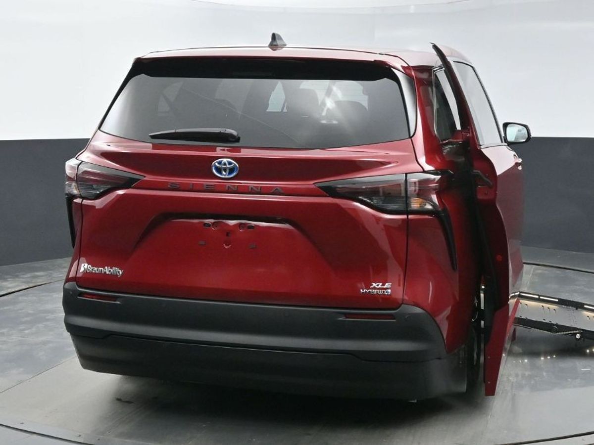Red Toyota Sienna image number 25