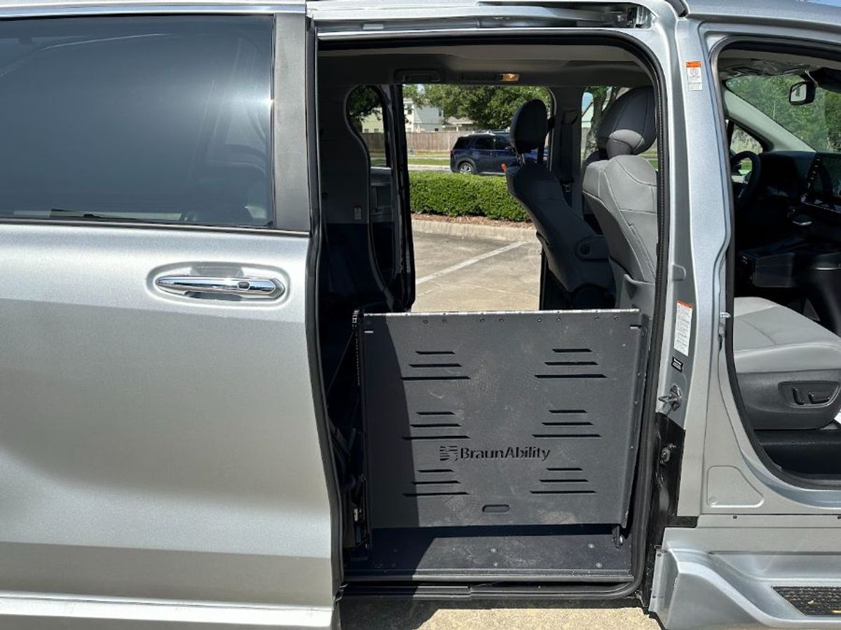Silver Toyota Sienna image number 13