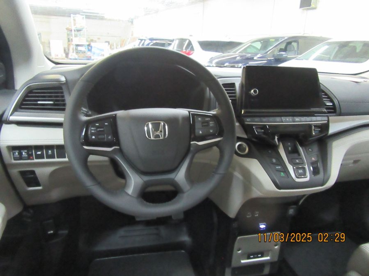 Silver Honda Odyssey image number 23