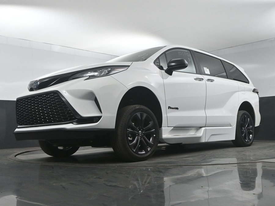 New 2025 Toyota Sienna Hybrid XSE Sport - BraunAbility Side Entry Entry Fold Out Automatic Ramp