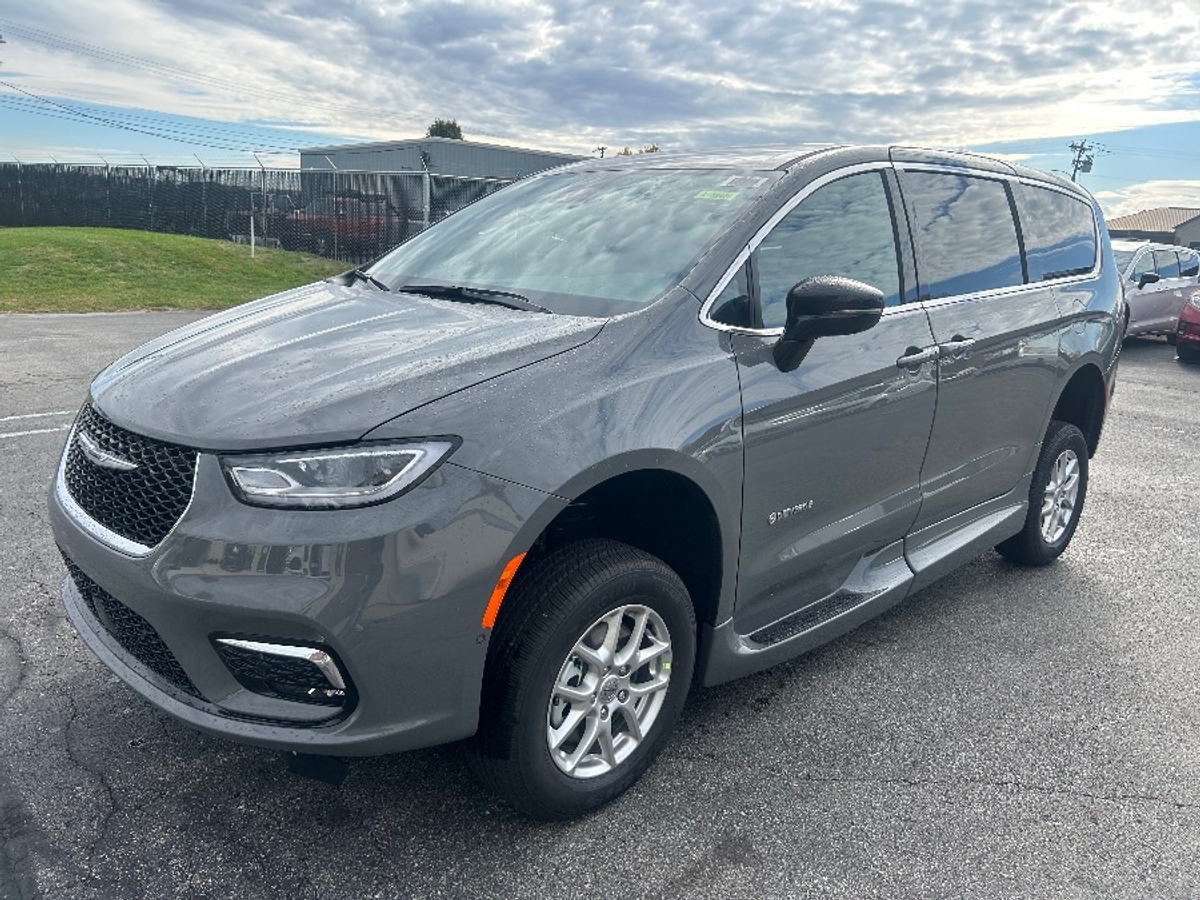 Grey Chrysler Pacifica image number 3