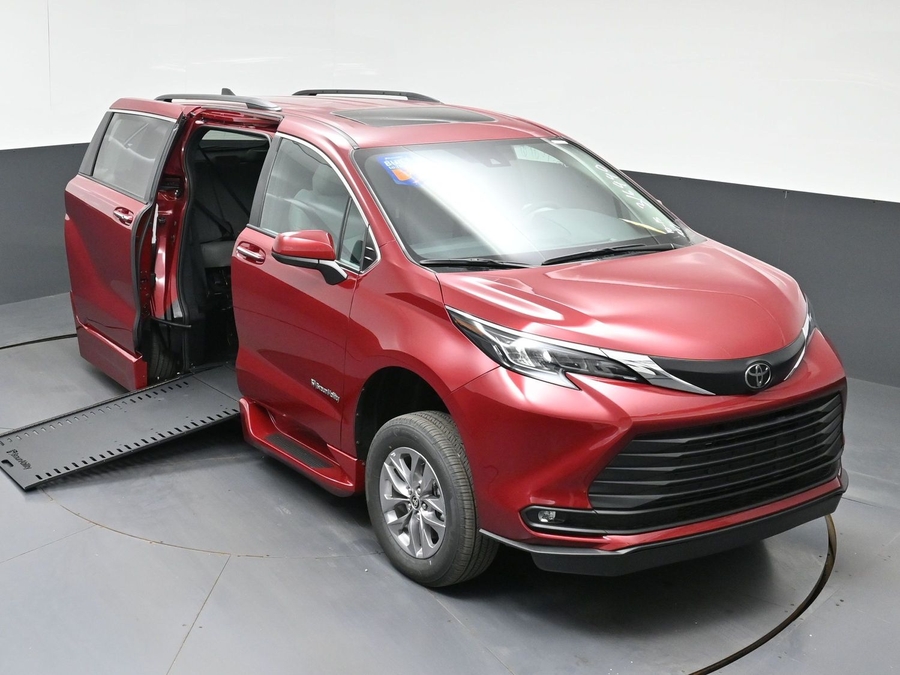 New 2026 Toyota Sienna Hybrid XLE Base - BraunAbility Side Entry In Floor Automatic Ramp
