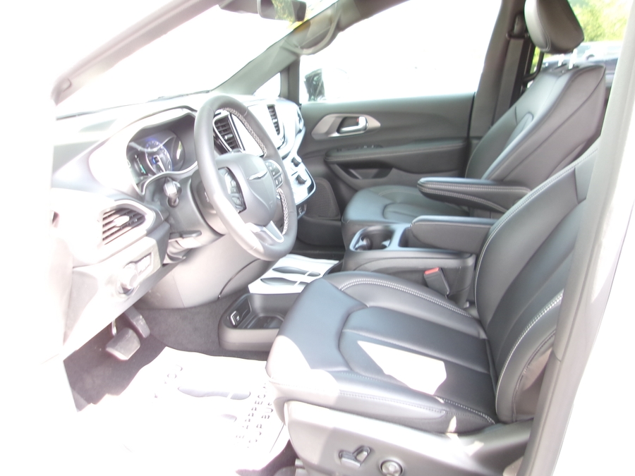 White Chrysler Voyager image number 35