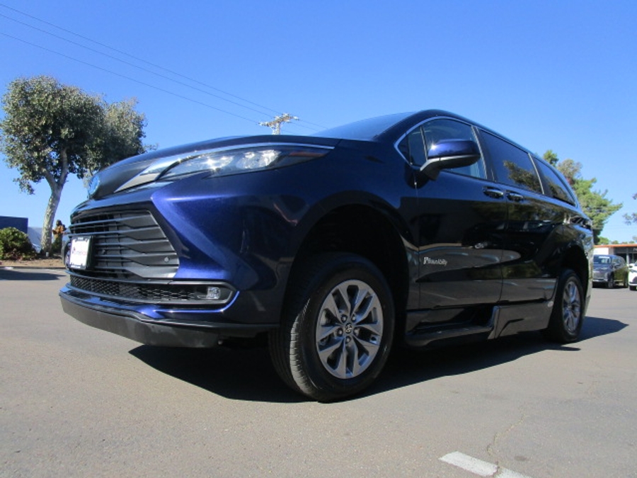 New 2025 Toyota Sienna Hybrid XLE Plus - BraunAbility Side Entry Entry In Floor Automatic Ramp