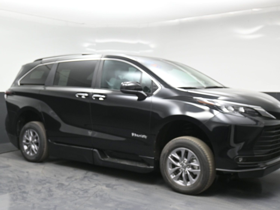 New 2025 Toyota Sienna Hybrid XLE Plus - BraunAbility Side Entry Entry Fold Out Automatic Ramp