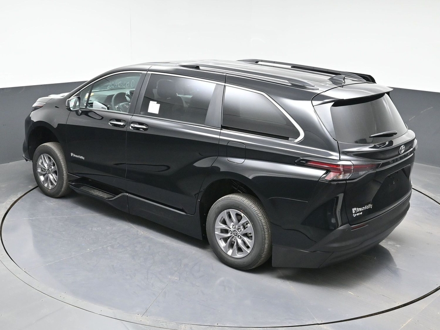 Black Toyota Sienna image number 24