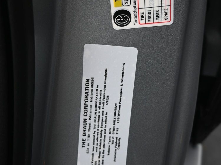 Silver Honda Odyssey image number 17
