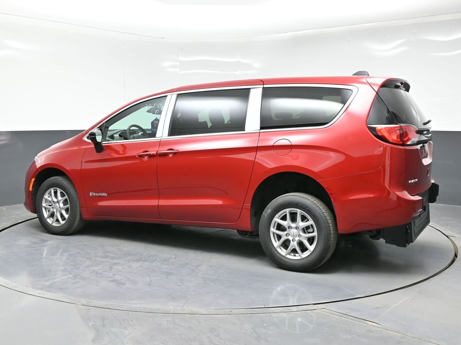 Red Chrysler Voyager image number 1