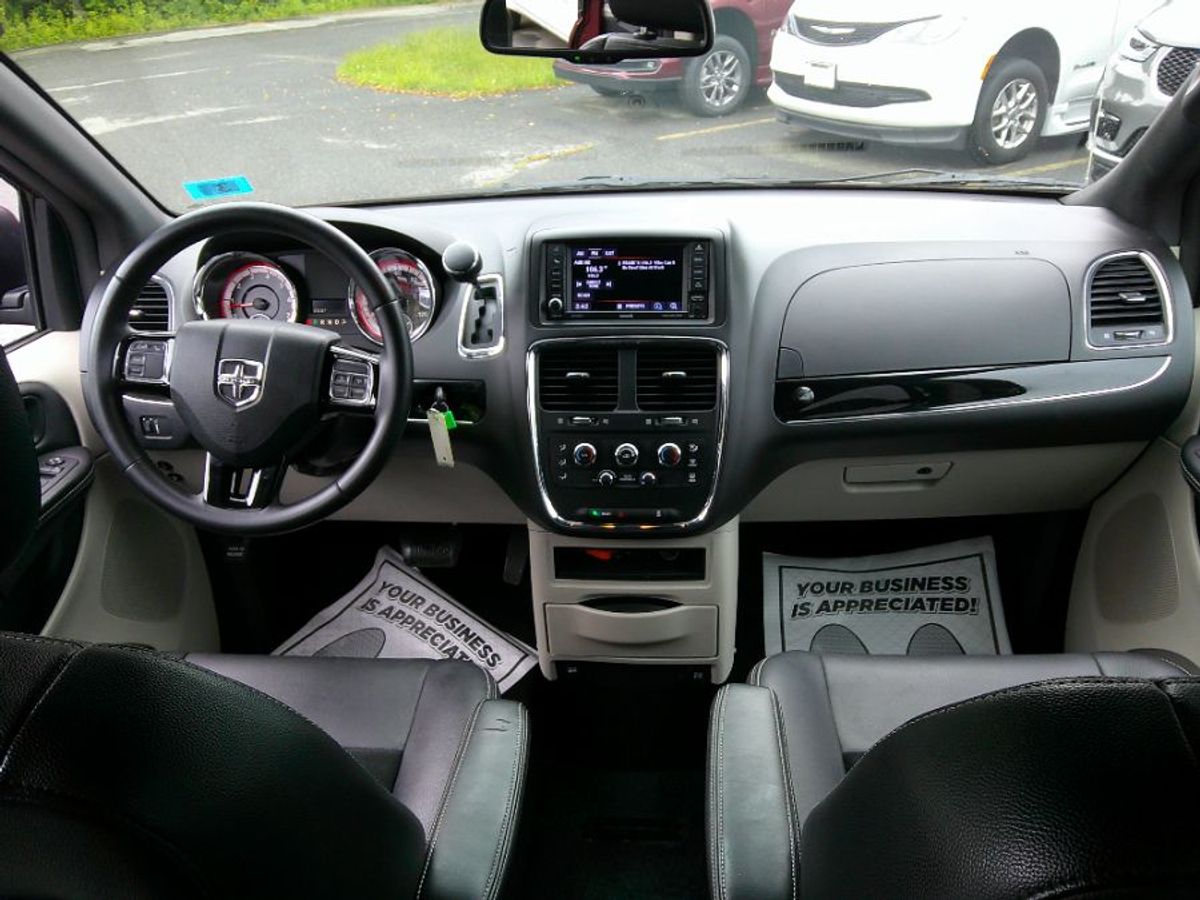 Red Dodge Grand Caravan image number 16