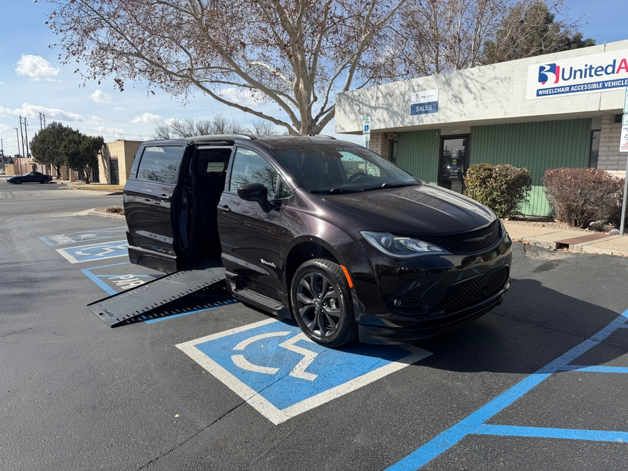 Used 2018 Chrysler Pacifica Touring L - BraunAbility Side Entry Entry In Floor Automatic Ramp