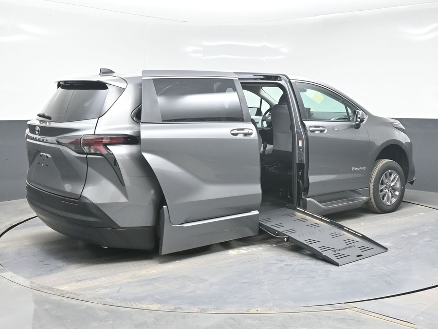 New 2026 Toyota Sienna Hybrid LE - BraunAbility Side Entry Entry Fold Out Automatic Ramp