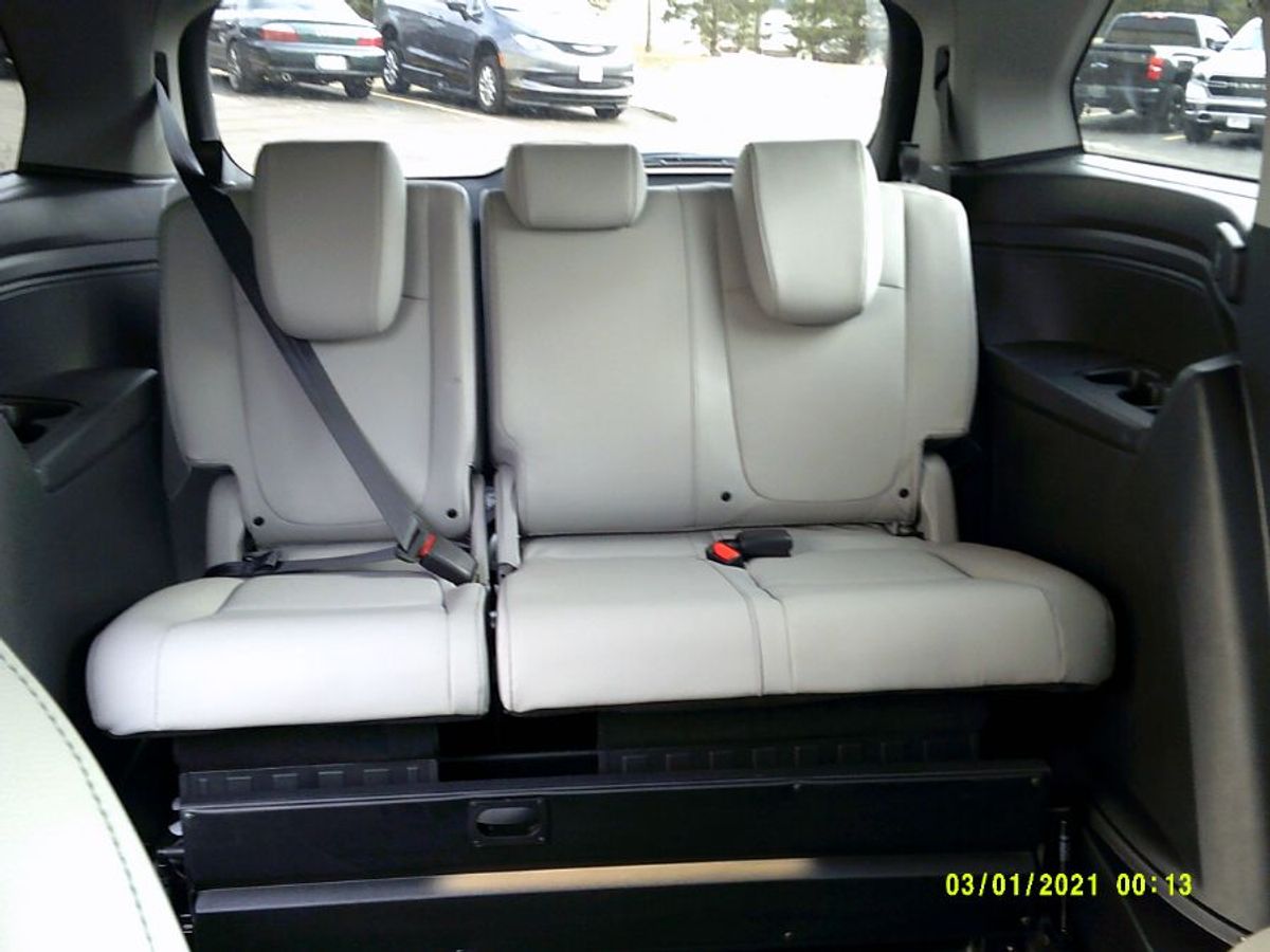 Silver Honda Odyssey image number 15