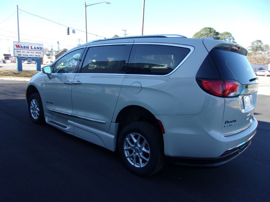 White Chrysler Pacifica image number 5