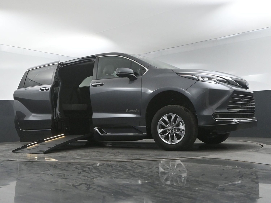 New 2025 Toyota Sienna Hybrid XLE Base - BraunAbility Side Entry Entry Fold Out Automatic Ramp