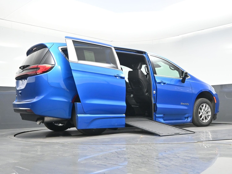 Blue Chrysler Pacifica image number 18