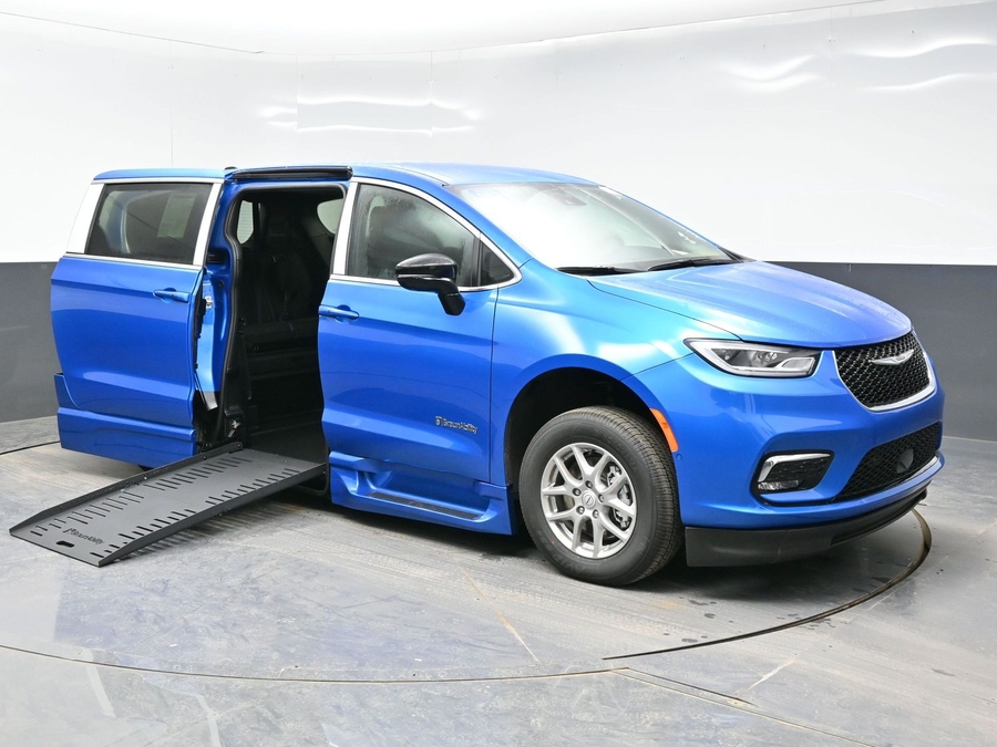 2026 Chrysler Pacifica Select's photo