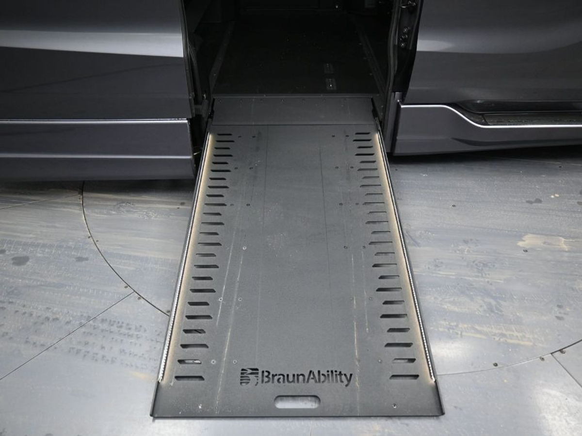 Grey Honda Odyssey image number 10